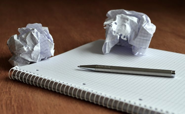 cuaderno, ideas arrojadas, bolas de papel, papel blanco, innovación, creatividad.