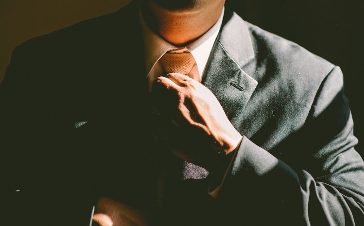 ejecutivo gerente alto rango, mundo digital, traje y corbata
