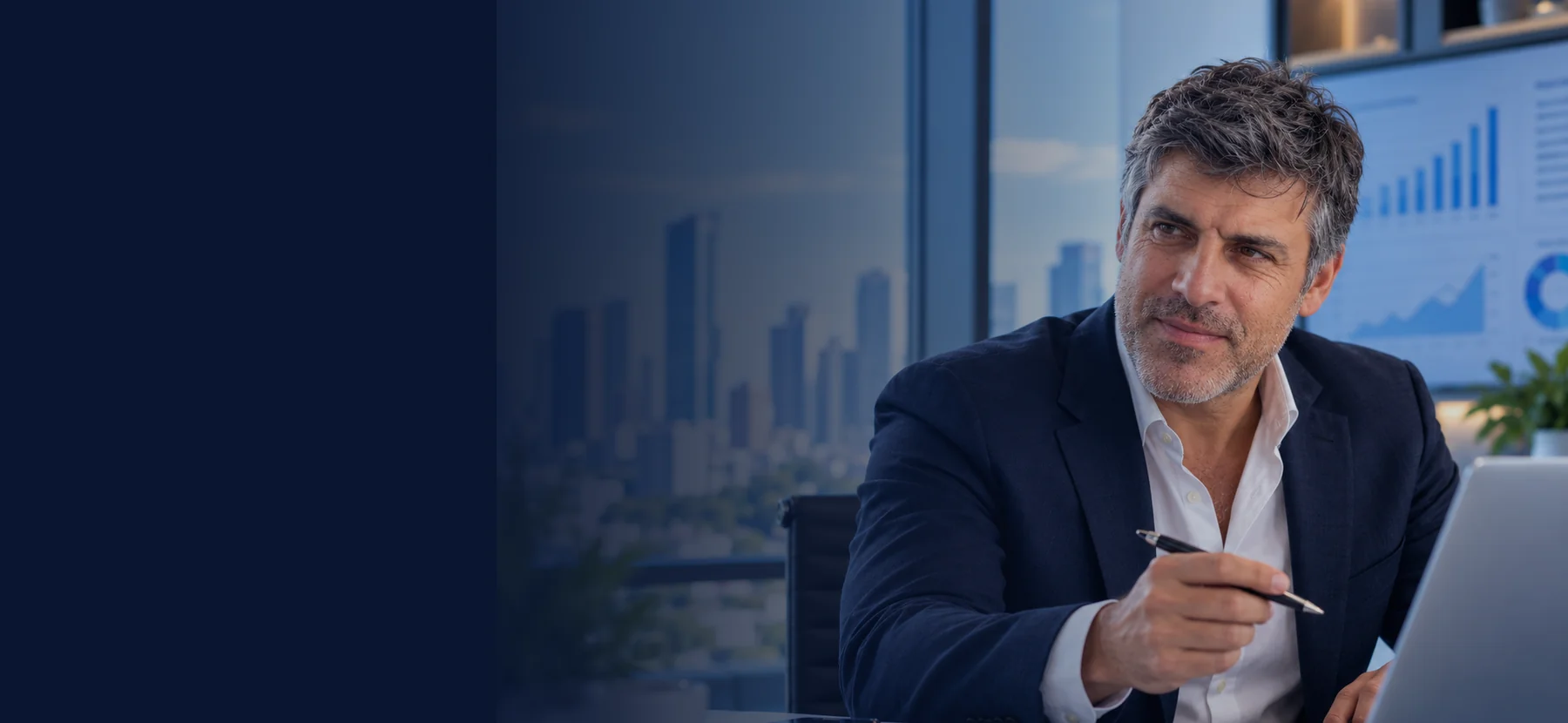 Director comercial revisando oportunidades de venta y resultados de sus prospectos
